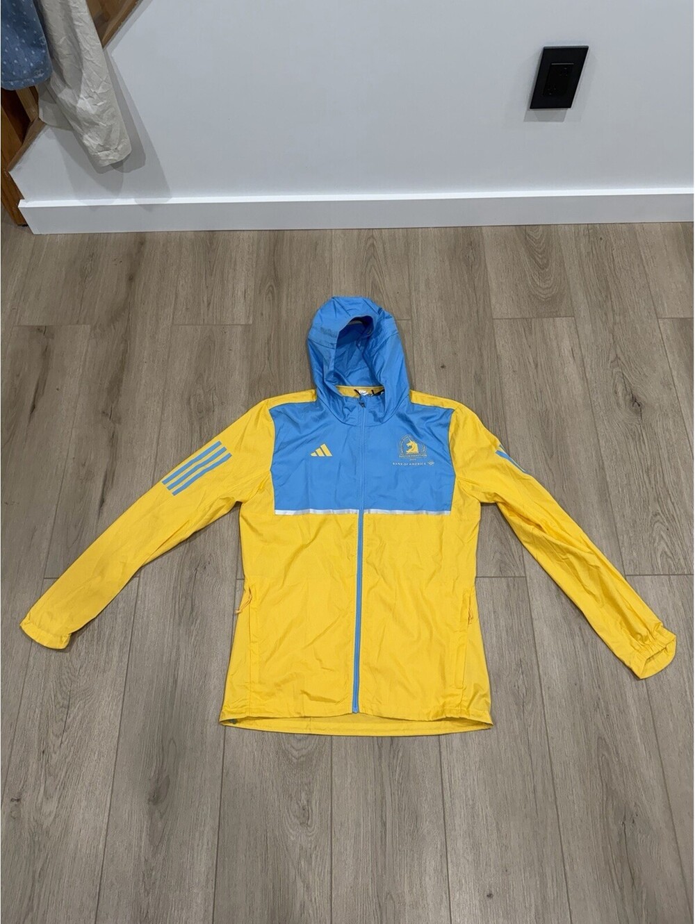 NWT Boston Marathon Jacket Mens Small Yellow Blue Running Adidas 2024 BAA Bank